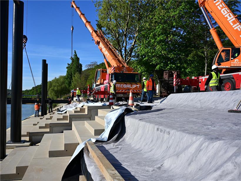 Mächtige Baukräne im Einsatz auf Europas Baustelle bei klarem Himmel und moderner Infrastrukturentwicklung