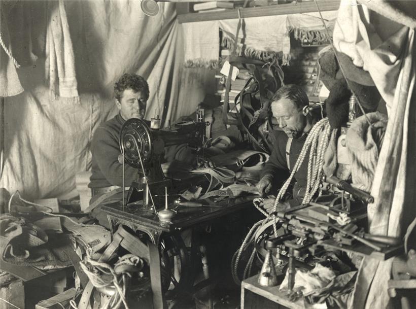 Männer bei der Arbeit an Deck