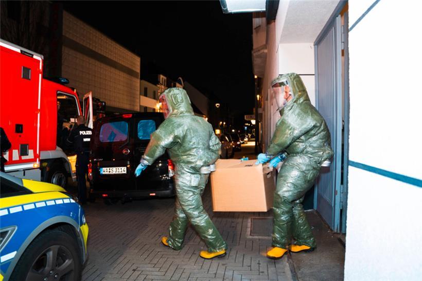 Männer in Schutzanzügen tragen einen Karton aus dem Haus, in dem ein Anti-Terror-Einsatz stattfand. Ein 32-jähriger Iraner soll im Ruhrgebiet einen schweren Anschlag vorbereitet haben – mit Stoffen, die als biologische Kriegswaffen gelten.
