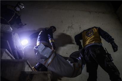 Männer tragen die Leiche eines Kindes, das bei einer Militäroperation der US-geführten internationalen Koalition getötet wurde 
