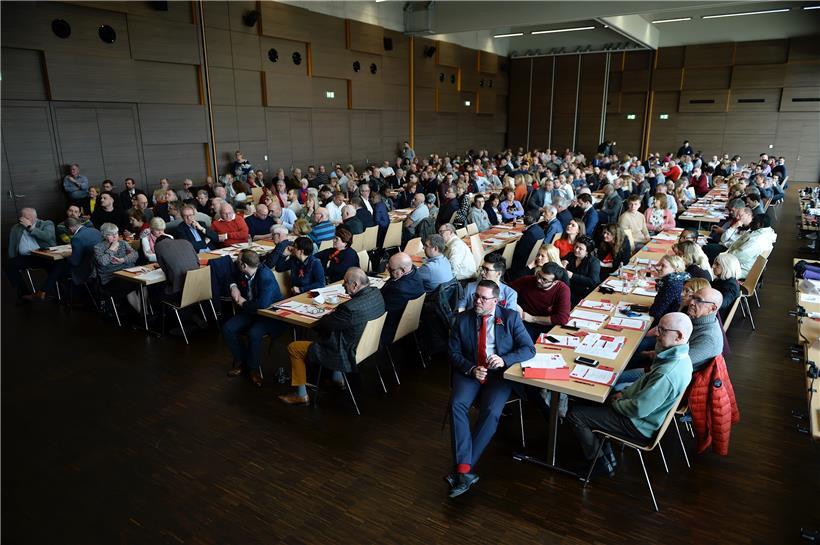 März-Kongress der LSAP mit eng zusammensitzenden Delegierten. Inzwischen so nicht mehr vorstellbar, in einigen Monaten wahrscheinlich wieder die Regel im politischen Leben Luxemburgs    
