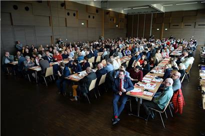 März-Kongress der LSAP mit eng zusammensitzenden Delegierten. Inzwischen so nicht mehr vorstellbar, in einigen Monaten wahrscheinlich wieder die Regel im politischen Leben Luxemburgs    
