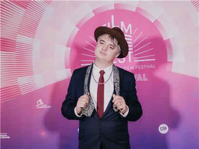 Peter Doherty, Musiker und Autor, Mitglied der internationalen Jury beim Luxembourg City Film Festival, Porträt vor Filmkulisse