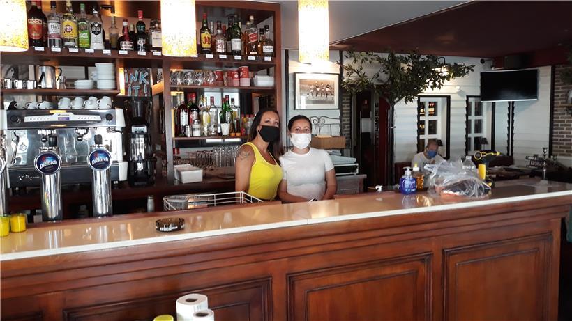 Magalie und Sonia aus dem Restaurant La Fontaine auf der place de Paris

