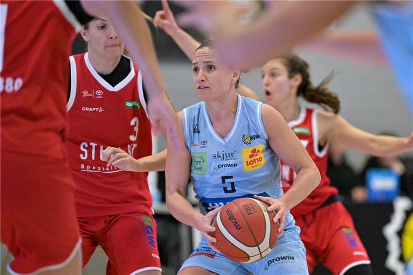Magaly Meynadier enttäuscht nach verpasstem Finaleinzug mit dem Team Saarlouis beim Handballspiel