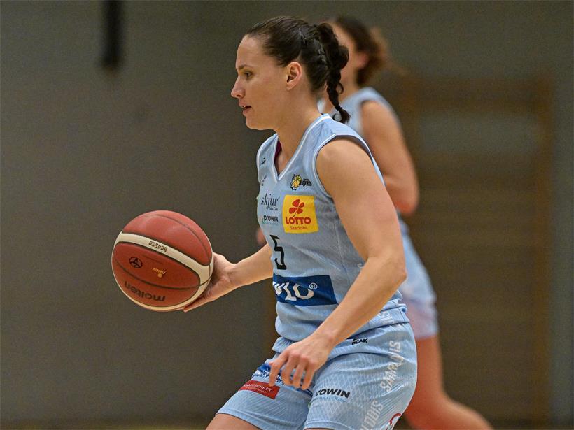 Magaly Meynadier verlässt die Saarlouis Royals Basketballmannschaft nach Spielende