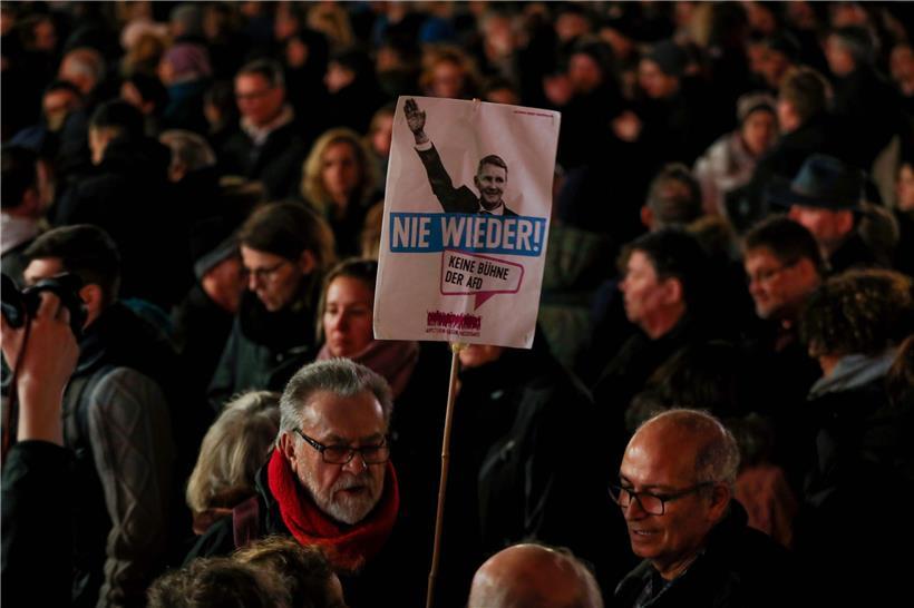 Mahnwache nach den Morden: Die SPD fordert eine Beobachtung der AfD durch den Bundesverfassungsschutz, CDU-Innenminister Seehofer zeigt sich skeptisch ob der Machbarkeit
