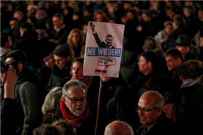 Mahnwache nach den Morden: Die SPD fordert eine Beobachtung der AfD durch den Bundesverfassungsschutz, CDU-Innenminister Seehofer zeigt sich skeptisch ob der Machbarkeit
