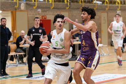 Maid Adrovic (l.) zieht zum Korb
