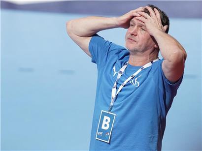 Porträt von Maik Handschke vor neutralem Hintergrund, professionelles Foto für Business und Networking