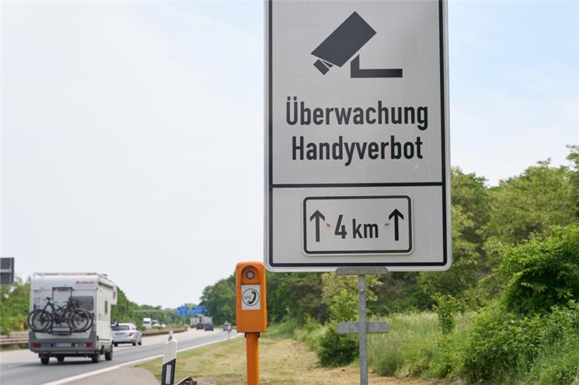 Mainz: Ein Schild an der Autobahn A60 weist auf den Einsatz eines neuartigen Systems zur Feststellung von Handyverstößen am Steuer hin
