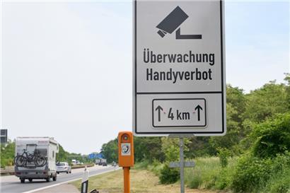 Mainz: Ein Schild an der Autobahn A60 weist auf den Einsatz eines neuartigen Systems zur Feststellung von Handyverstößen am Steuer hin
