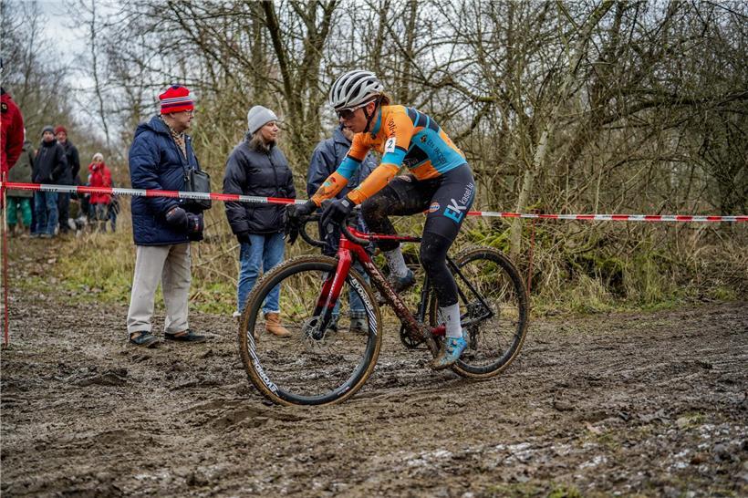 Maïté Barthels auf Cyclocross-Strecke in Aktion beim Festival Elsy Jacobs, dynamisch und fokussiert beim Radrennen