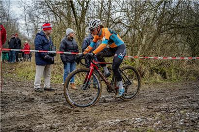 Maïté Barthels auf Cyclocross-Strecke in Aktion beim Festival Elsy Jacobs, dynamisch und fokussiert beim Radrennen