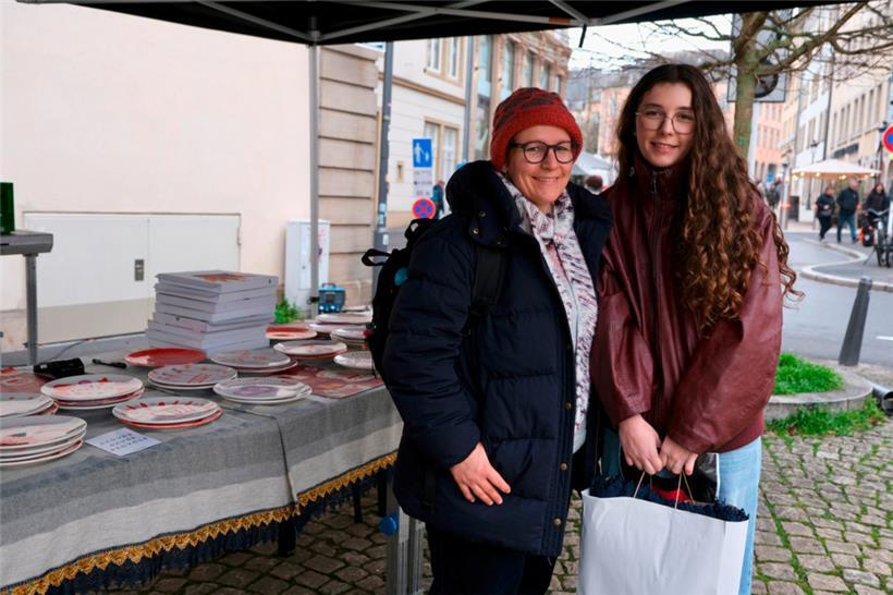 Maïthé und ihre Tochter Emilie: Sie kauften ein Tischtuch und einen Teller – als besonderes Weihnachtsgeschenk mit Geschichte und für den guten Zweck
