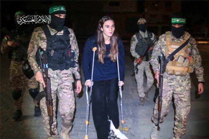 Maja Regev wurde am 7. Oktober auf dem Nova-Musikfestival gekidnappt. Sonntagfrüh brachten Hamas-Kämpfer sie zu einem Bus des Roten Kreuzes.
