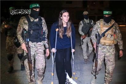Maja Regev wurde am 7. Oktober auf dem Nova-Musikfestival gekidnappt. Sonntagfrüh brachten Hamas-Kämpfer sie zu einem Bus des Roten Kreuzes.
