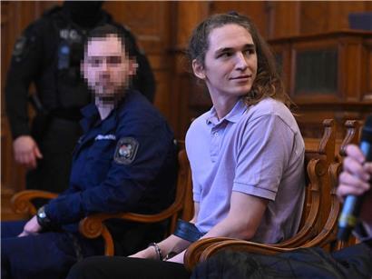 Maja T. im Budapester Gerichtssaal während eines Gerichtsverfahrens, formell gekleidet und konzentriert.