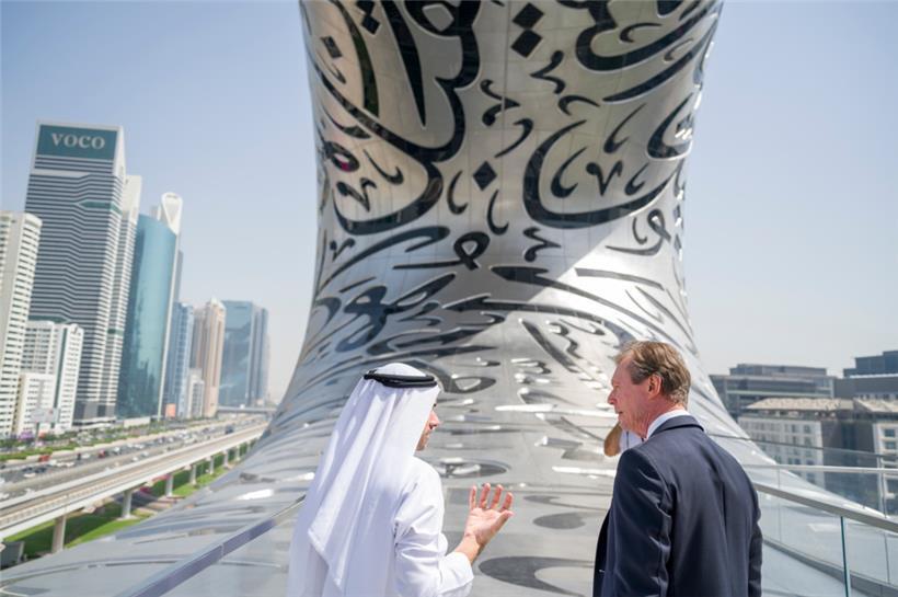 Majed Almansoori, CEO der Dubai Future Foundation, mit Großherzog Henri auf der Aussichtsplattform des Zukunfts-Museums in Dubai
