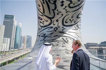 Majed Almansoori, CEO der Dubai Future Foundation, mit Großherzog Henri auf der Aussichtsplattform des Zukunfts-Museums in Dubai

