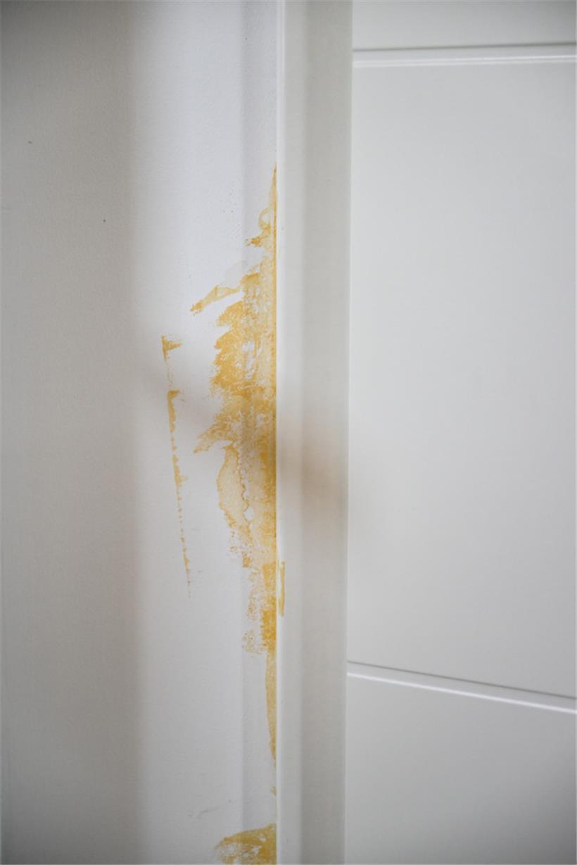 Makel in einer Ecke könne sie ganz einfach durch die geöffnete Tür verstecken – ...