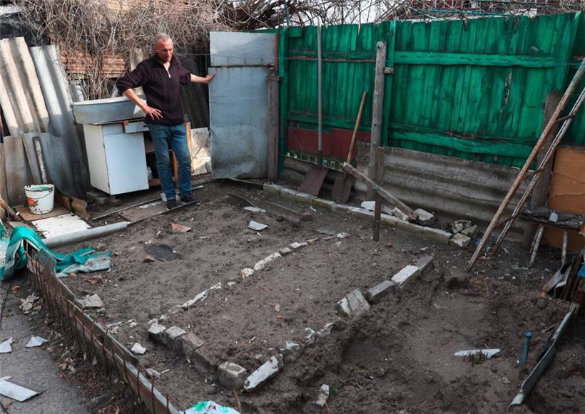 Maksym aus der ostukrainischen Stadt Rubischne hat seinen Nachbarn, der durch russischen Beschuss getötet wurde, in dessen Garten begraben. Rubischne ist offenbar eines der nächsten Ziele der russischen Invasoren.
