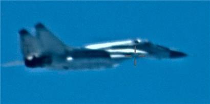 Mal ist es wie hier eine von den Amerikanern ertappte russische MiG-29, mal sind es Drohnen und Raketenwerfer aus der Türkei oder anderes Kriegsgerät aus den Emiraten, der Krieg in Libyen wird inzwischen vom Ausland geführt, inklusive syrischer Kämpfer und russischer Privatarmeen
