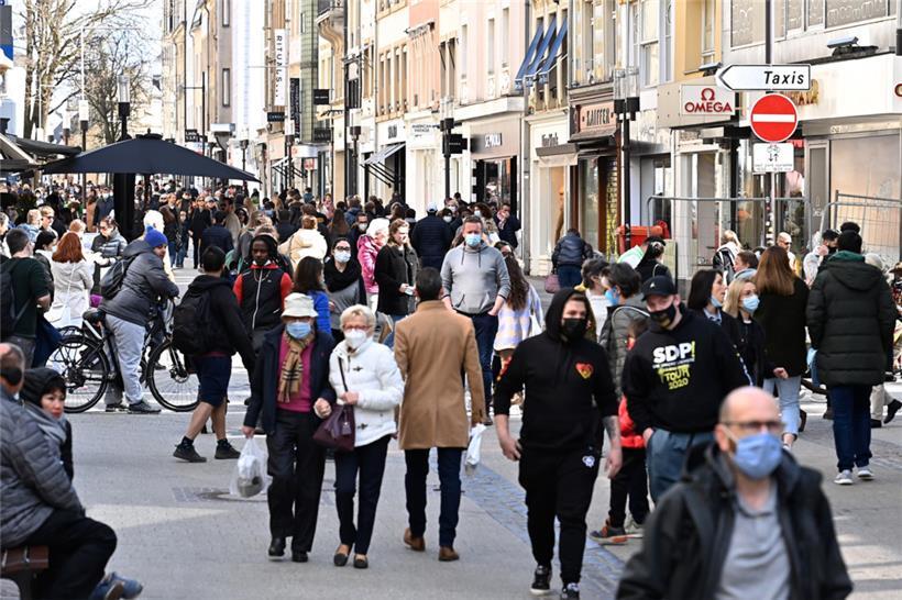 Mal mehr, mal weniger gehörte die Maske auch für die Menschen in Luxemburg in den vergangenen Jahren zum Alltag dazu
