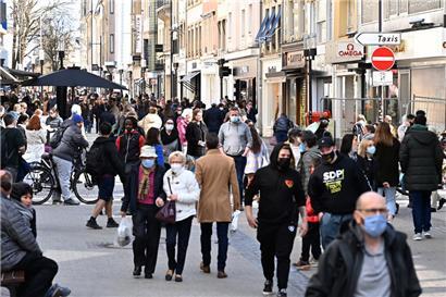 Mal mehr, mal weniger gehörte die Maske auch für die Menschen in Luxemburg in den vergangenen Jahren zum Alltag dazu
