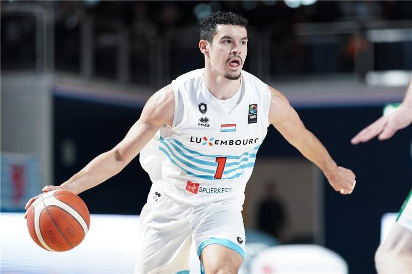 Malcolm Kreps in FLBB-Herren-Trikot zeigt defensive Führungsqualitäten auf dem Basketballfeld