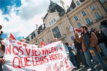 Malgré la promulgation de la loi sur la réforme des retraites, les manifestations en France continuent, comme ici à Rennes
