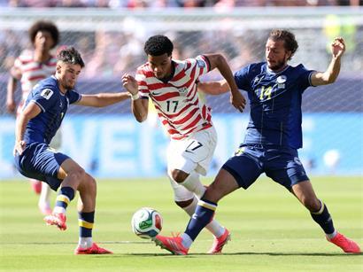 Malik Tillman (USA) im Zweikampf gegen Ivan Sunjic (Bosnien) im internationalen Fußballspiel
