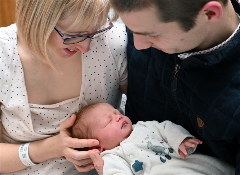 Mama Anaïs und Papa Romain mit der kleinen Tochter Liv
