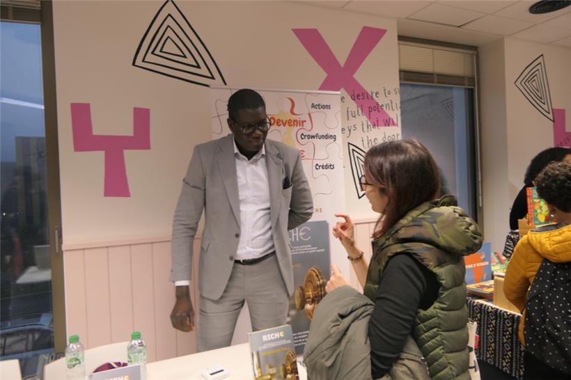 Mamadou Fall partageant ses connaissances du monde financier