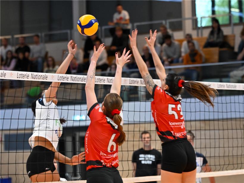 Fußballspiel: Mamer gewinnt deutlich mit 3:0 gegen Walferdingen, Tore und jubelnde Spieler auf dem Spielfeld