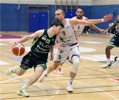 Mamer und Nelson Larkins (12) sind weiterhin ungeschlagen
