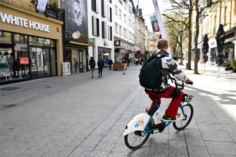 Man braucht nicht lange zu warten, bis man einem Fahrradfahrer in der Alzettestraße begegnet
