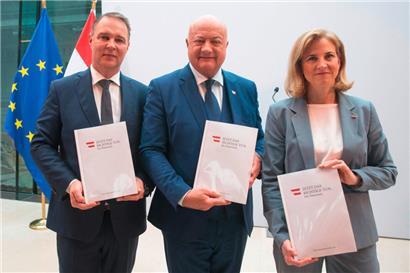 Man darf gespannt sein, ob die drei das denn auch tun, das Richtige: (v.l.n.r.) der SPÖ-Vorsitzende Andreas Babler, der künftige ÖVP-Kanzler Christian Stocker und die Chefin der liberalen NEOS, Beate Meinl-Reisinger posieren mit dem Koalitionsabkommen
