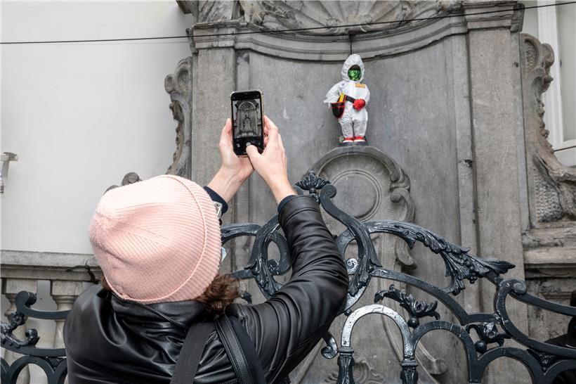 Man nässt sich ein vor Lachen: Sogar das Manneken Pis trägt Schutzanzug und Maske. Aber bald soll alles lockerer werden.
