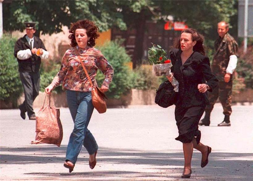 Manche Straßen in Sarajevo mussten die Menschen im Laufschritt überqueren, wenn sie nicht Opfer der serbischen Scharfschützen werden wollten, die von den umliegenden Bergen aus die Zivilbevölkerung ins Visier nahmen
