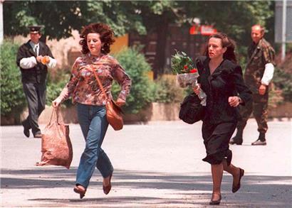 Manche Straßen in Sarajevo mussten die Menschen im Laufschritt überqueren, wenn sie nicht Opfer der serbischen Scharfschützen werden wollten, die von den umliegenden Bergen aus die Zivilbevölkerung ins Visier nahmen
