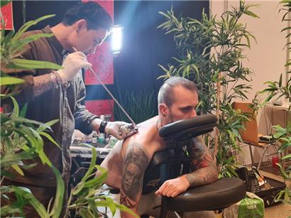 Manche Tattoos wurden von Hand gestochen
