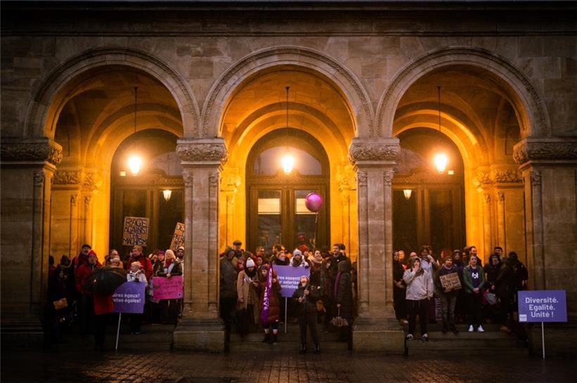 Manche suchten unter dem Vordach des „Cercle Cité“ vor den Regenschauern Schutz