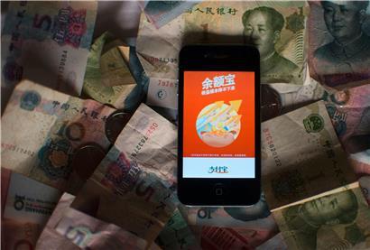 Manchen Kunden kommt Online-Banking immer noch chinesisch vor. Sie bevorzugen den persönlichen Kontakt am Schalter ihrer Hausbank.
