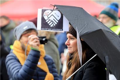 Mancherorts heißen die Anti-Corona-Maßnahmen auch „Friedenswanderung“
