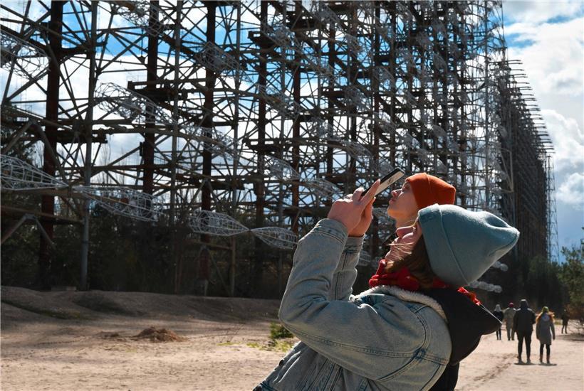 „Manchmal frustrierend“: Touristen vor dem alten Radar-System in Tschernobyl
