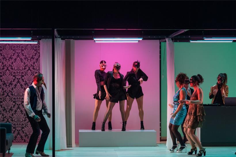 Mandy Thiery donne l’occasion à Gilles, le personnage autoritaire et masculin de „Escher Bouf“, de bouger son corps, dans une scénographie et des costumes de Peggy Wurth ainsi qu’une chorégraphie de Claudia Urhausen 
