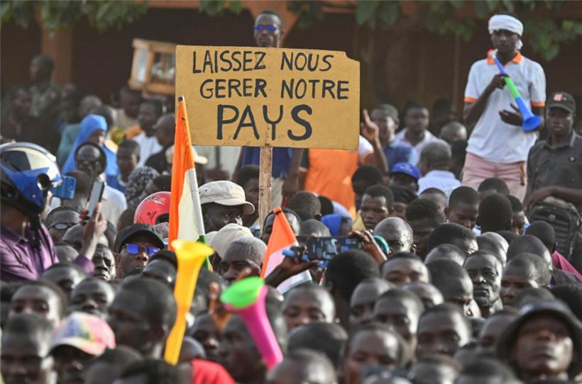 Manifestation à Niamey devant une base militaire française
