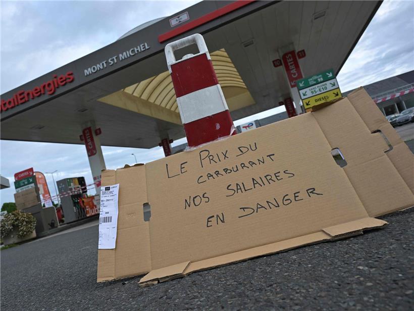 Demonstration der CGT Gewerkschaft mit Transparenten und Fahnen im Nordwesten Frankreichs, Protest für Arbeitnehmerrechte