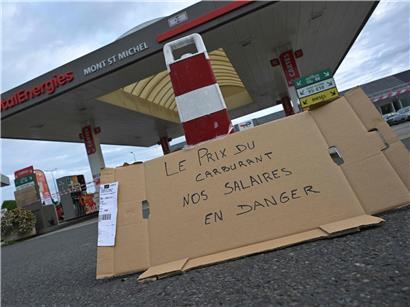 Demonstration der CGT Gewerkschaft mit Transparenten und Fahnen im Nordwesten Frankreichs, Protest für Arbeitnehmerrechte